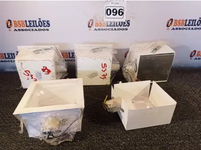 LOTE 096 - 05 LUMINÁRIAS DE EMBUTIR. (NO ESTADO) ATENÇÃO! FAZER A VISITAÇÃO ANTES DE ARREMATAR, NÃO SABEMOS SE FUNCIONA. LEILÃO NÃO TEM GARANTIA E NEM DEVOLUÇÃO, SUJEITO A POSSÍVEIS AVARIAS VISÍVEIS/OCULTAS E/OU AUSÊNCIA DE COMPONENTES.