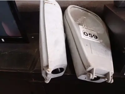 LOTE 059 - 02 LUMINÁRIAS DE PÁTIO. (NO ESTADO) ATENÇÃO! FAZER A VISITAÇÃO ANTES DE ARREMATAR, NÃO SABEMOS SE FUNCIONA. LEILÃO NÃO TEM GARANTIA E NEM DEVOLUÇÃO, SUJEITO A POSSÍVEIS AVARIAS VISÍVEIS/OCULTAS E/OU AUSÊNCIA DE COMPONENTES.