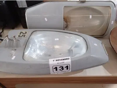 LOTE 131 - 02 LUMINÁRIAS DE PÁTIO. (NO ESTADO) ATENÇÃO! FAZER A VISITAÇÃO ANTES DE ARREMATAR, NÃO SABEMOS SE FUNCIONA. LEILÃO NÃO TEM GARANTIA E NEM DEVOLUÇÃO, SUJEITO A POSSÍVEIS AVARIAS VISÍVEIS/OCULTAS E/OU AUSÊNCIA DE COMPONENTES.