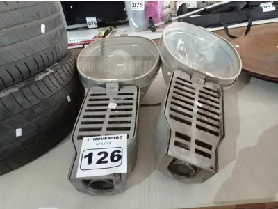 LOTE 126 - 02 LUMINÁRIAS DE PÁTIO. (NO ESTADO) ATENÇÃO! FAZER A VISITAÇÃO ANTES DE ARREMATAR, NÃO SABEMOS SE FUNCIONA. LEILÃO NÃO TEM GARANTIA E NEM DEVOLUÇÃO, SUJEITO A POSSÍVEIS AVARIAS VISÍVEIS/OCULTAS E/OU AUSÊNCIA DE COMPONENTES.