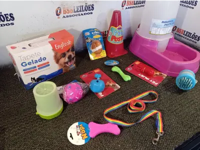 LOTE 075 - 01 KIT DE ACESSÓRIOS PARA PET CONTENDO: COMEDOURO 6,5L, TAPETE GELADO PEQUENO, LAVA PATAS, ESCOVA MASSAGEADORA, OSSINHO PATINHA, PIPI POSTINHO, PET PLAY COXA DE FRANGO, BOLA DE VINIL ROSA, RATINHO VIBRAÇÃO, GUIA ARCO-ÍRIS “M” E PEITORAL ARCO-ÍRIS “M”.  (NO ESTADO) ATENÇÃO! FAZER A VISITAÇÃO ANTES DE ARREMATAR, NÃO SABEMOS SE FUNCIONA. LEILÃO NÃO TEM GARANTIA E NEM DEVOLUÇÃO, SUJEITO A POSSÍVEIS AVARIAS VISÍVEIS/OCULTAS E/OU AUSÊNCIA DE COMPONENTES.