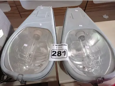 LOTE 281 - 02 LUMINÁRIAS DE PÁTIO. (NO ESTADO) ATENÇÃO! FAZER A VISITAÇÃO ANTES DE ARREMATAR, NÃO SABEMOS SE FUNCIONA. LEILÃO NÃO TEM GARANTIA E NEM DEVOLUÇÃO, SUJEITO A POSSÍVEIS AVARIAS VISÍVEIS/OCULTAS E/OU AUSÊNCIA DE COMPONENTES.