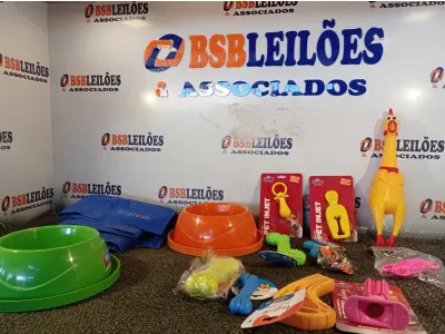 LOTE 274 - 01 KIT DE ACESSÓRIOS PARA PET CONTENDO: TAPETE GELADO, COMEDOURO 3912, BIFE BARULHO, OSSINHO LISO MORDEDOR, OSSO ESPINHO GRANDE, HALTER 04 FUROS, OSSO PET, FRANGO MORDEDOR, PET PLAY CHUPETA, PET PLAY PICOLÉ, DENTAL PET PLAY E OSSINHO PINGENTE. (NO ESTADO) ATENÇÃO! FAZER A VISITAÇÃO ANTES DE ARREMATAR, NÃO SABEMOS SE FUNCIONA. LEILÃO NÃO TEM GARANTIA E NEM DEVOLUÇÃO, SUJEITO A POSSÍVEIS AVARIAS VISÍVEIS/OCULTAS E/OU AUSÊNCIA DE COMPONENTES.