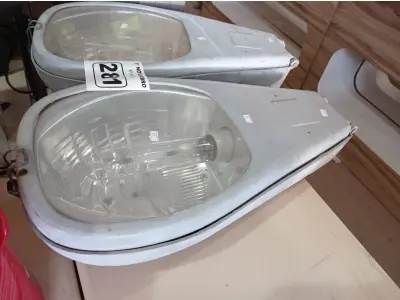 LOTE 281 - 02 LUMINÁRIAS DE PÁTIO. (NO ESTADO) ATENÇÃO! FAZER A VISITAÇÃO ANTES DE ARREMATAR, NÃO SABEMOS SE FUNCIONA. LEILÃO NÃO TEM GARANTIA E NEM DEVOLUÇÃO, SUJEITO A POSSÍVEIS AVARIAS VISÍVEIS/OCULTAS E/OU AUSÊNCIA DE COMPONENTES.