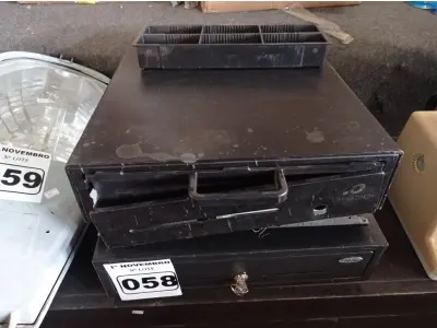 LOTE 058 - 02 GAVETAS PARA CAIXA. (NO ESTADO) ATENÇÃO! FAZER A VISITAÇÃO ANTES DE ARREMATAR, NÃO SABEMOS SE FUNCIONA. LEILÃO NÃO TEM GARANTIA E NEM DEVOLUÇÃO, SUJEITO A POSSÍVEIS AVARIAS VISÍVEIS/OCULTAS E/OU AUSÊNCIA DE COMPONENTES.