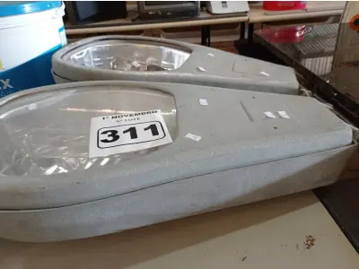 LOTE 311 - 02 LUMINÁRIAS DE PÁTIO. (NO ESTADO) ATENÇÃO! FAZER A VISITAÇÃO ANTES DE ARREMATAR, NÃO SABEMOS SE FUNCIONA. LEILÃO NÃO TEM GARANTIA E NEM DEVOLUÇÃO, SUJEITO A POSSÍVEIS AVARIAS VISÍVEIS/OCULTAS E/OU AUSÊNCIA DE COMPONENTES.