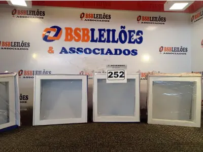 LOTE 252 - 04 LUMINÁRIAS DE EMBUTIR. (NO ESTADO) ATENÇÃO! FAZER A VISITAÇÃO ANTES DE ARREMATAR, NÃO SABEMOS SE FUNCIONA. LEILÃO NÃO TEM GARANTIA E NEM DEVOLUÇÃO, SUJEITO A POSSÍVEIS AVARIAS VISÍVEIS/OCULTAS E/OU AUSÊNCIA DE COMPONENTES.