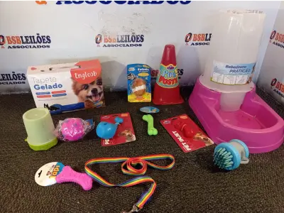 LOTE 075 - 01 KIT DE ACESSÓRIOS PARA PET CONTENDO: COMEDOURO 6,5L, TAPETE GELADO PEQUENO, LAVA PATAS, ESCOVA MASSAGEADORA, OSSINHO PATINHA, PIPI POSTINHO, PET PLAY COXA DE FRANGO, BOLA DE VINIL ROSA, RATINHO VIBRAÇÃO, GUIA ARCO-ÍRIS “M” E PEITORAL ARCO-ÍRIS “M”.  (NO ESTADO) ATENÇÃO! FAZER A VISITAÇÃO ANTES DE ARREMATAR, NÃO SABEMOS SE FUNCIONA. LEILÃO NÃO TEM GARANTIA E NEM DEVOLUÇÃO, SUJEITO A POSSÍVEIS AVARIAS VISÍVEIS/OCULTAS E/OU AUSÊNCIA DE COMPONENTES.