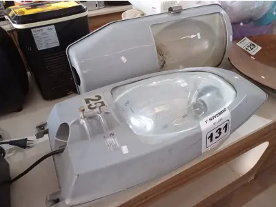 LOTE 131 - 02 LUMINÁRIAS DE PÁTIO. (NO ESTADO) ATENÇÃO! FAZER A VISITAÇÃO ANTES DE ARREMATAR, NÃO SABEMOS SE FUNCIONA. LEILÃO NÃO TEM GARANTIA E NEM DEVOLUÇÃO, SUJEITO A POSSÍVEIS AVARIAS VISÍVEIS/OCULTAS E/OU AUSÊNCIA DE COMPONENTES.