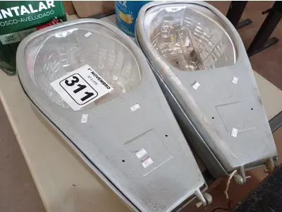 LOTE 311 - 02 LUMINÁRIAS DE PÁTIO. (NO ESTADO) ATENÇÃO! FAZER A VISITAÇÃO ANTES DE ARREMATAR, NÃO SABEMOS SE FUNCIONA. LEILÃO NÃO TEM GARANTIA E NEM DEVOLUÇÃO, SUJEITO A POSSÍVEIS AVARIAS VISÍVEIS/OCULTAS E/OU AUSÊNCIA DE COMPONENTES.