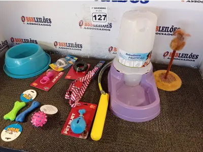 LOTE 127 - 01 KIT DE ACESSÓRIOS PARA PET CONTENDO: BEBEDOURO PRÁTICO 6,5L, PET PLAY COXA, PET PLAY CHUPETA, BOLA PINO ROSA, OSSINHO PATINHA, OSSINHO LISO, RATINHO COM CORDA, MOUSE CAT, PEITORAL XADREZ “G”, BASTÃO COM CORDA E COMEDOURO 3914. (NO ESTADO) ATENÇÃO! FAZER A VISITAÇÃO ANTES DE ARREMATAR, NÃO SABEMOS SE FUNCIONA. LEILÃO NÃO TEM GARANTIA E NEM DEVOLUÇÃO, SUJEITO A POSSÍVEIS AVARIAS VISÍVEIS/OCULTAS E/OU AUSÊNCIA DE COMPONENTES.