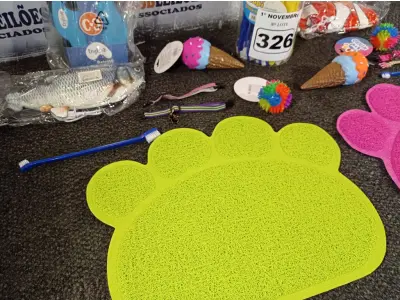 LOTE 326 - 01 LOTE COM VÁRIAS ESCOVAS E ACESSÓRIOS PARA PET. (NO ESTADO) ATENÇÃO! FAZER A VISITAÇÃO ANTES DE ARREMATAR, NÃO SABEMOS SE FUNCIONA. LEILÃO NÃO TEM GARANTIA E NEM DEVOLUÇÃO, SUJEITO A POSSÍVEIS AVARIAS VISÍVEIS/OCULTAS E/OU AUSÊNCIA DE COMPONENTES.