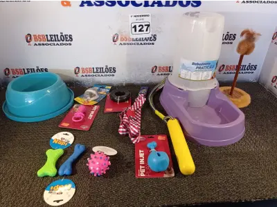 LOTE 127 - 01 KIT DE ACESSÓRIOS PARA PET CONTENDO: BEBEDOURO PRÁTICO 6,5L, PET PLAY COXA, PET PLAY CHUPETA, BOLA PINO ROSA, OSSINHO PATINHA, OSSINHO LISO, RATINHO COM CORDA, MOUSE CAT, PEITORAL XADREZ “G”, BASTÃO COM CORDA E COMEDOURO 3914. (NO ESTADO) ATENÇÃO! FAZER A VISITAÇÃO ANTES DE ARREMATAR, NÃO SABEMOS SE FUNCIONA. LEILÃO NÃO TEM GARANTIA E NEM DEVOLUÇÃO, SUJEITO A POSSÍVEIS AVARIAS VISÍVEIS/OCULTAS E/OU AUSÊNCIA DE COMPONENTES.