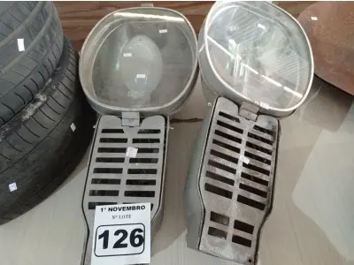 LOTE 126 - 02 LUMINÁRIAS DE PÁTIO. (NO ESTADO) ATENÇÃO! FAZER A VISITAÇÃO ANTES DE ARREMATAR, NÃO SABEMOS SE FUNCIONA. LEILÃO NÃO TEM GARANTIA E NEM DEVOLUÇÃO, SUJEITO A POSSÍVEIS AVARIAS VISÍVEIS/OCULTAS E/OU AUSÊNCIA DE COMPONENTES.