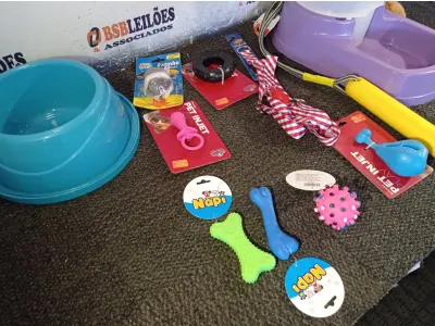 LOTE 127 - 01 KIT DE ACESSÓRIOS PARA PET CONTENDO: BEBEDOURO PRÁTICO 6,5L, PET PLAY COXA, PET PLAY CHUPETA, BOLA PINO ROSA, OSSINHO PATINHA, OSSINHO LISO, RATINHO COM CORDA, MOUSE CAT, PEITORAL XADREZ “G”, BASTÃO COM CORDA E COMEDOURO 3914. (NO ESTADO) ATENÇÃO! FAZER A VISITAÇÃO ANTES DE ARREMATAR, NÃO SABEMOS SE FUNCIONA. LEILÃO NÃO TEM GARANTIA E NEM DEVOLUÇÃO, SUJEITO A POSSÍVEIS AVARIAS VISÍVEIS/OCULTAS E/OU AUSÊNCIA DE COMPONENTES.