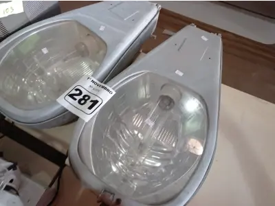 LOTE 281 - 02 LUMINÁRIAS DE PÁTIO. (NO ESTADO) ATENÇÃO! FAZER A VISITAÇÃO ANTES DE ARREMATAR, NÃO SABEMOS SE FUNCIONA. LEILÃO NÃO TEM GARANTIA E NEM DEVOLUÇÃO, SUJEITO A POSSÍVEIS AVARIAS VISÍVEIS/OCULTAS E/OU AUSÊNCIA DE COMPONENTES.