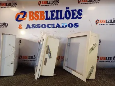 LOTE 112 - 03 LUMINÁRIAS DE EMBUTIR. (NO ESTADO) ATENÇÃO! FAZER A VISITAÇÃO ANTES DE ARREMATAR, NÃO SABEMOS SE FUNCIONA. LEILÃO NÃO TEM GARANTIA E NEM DEVOLUÇÃO, SUJEITO A POSSÍVEIS AVARIAS VISÍVEIS/OCULTAS E/OU AUSÊNCIA DE COMPONENTES.