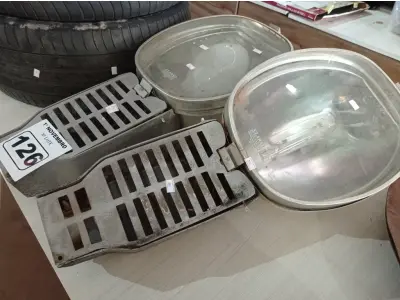 LOTE 126 - 02 LUMINÁRIAS DE PÁTIO. (NO ESTADO) ATENÇÃO! FAZER A VISITAÇÃO ANTES DE ARREMATAR, NÃO SABEMOS SE FUNCIONA. LEILÃO NÃO TEM GARANTIA E NEM DEVOLUÇÃO, SUJEITO A POSSÍVEIS AVARIAS VISÍVEIS/OCULTAS E/OU AUSÊNCIA DE COMPONENTES.