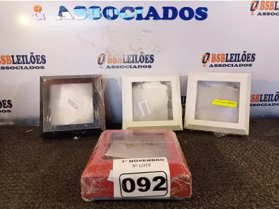 LOTE 092 - 04 PLAFONS DE SOBREPOR 20X20. (NO ESTADO) ATENÇÃO! FAZER A VISITAÇÃO ANTES DE ARREMATAR, NÃO SABEMOS SE FUNCIONA. LEILÃO NÃO TEM GARANTIA E NEM DEVOLUÇÃO, SUJEITO A POSSÍVEIS AVARIAS VISÍVEIS/OCULTAS E/OU AUSÊNCIA DE COMPONENTES.
