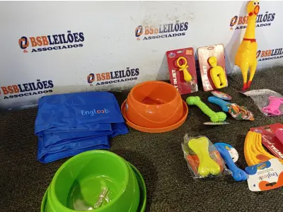 LOTE 274 - 01 KIT DE ACESSÓRIOS PARA PET CONTENDO: TAPETE GELADO, COMEDOURO 3912, BIFE BARULHO, OSSINHO LISO MORDEDOR, OSSO ESPINHO GRANDE, HALTER 04 FUROS, OSSO PET, FRANGO MORDEDOR, PET PLAY CHUPETA, PET PLAY PICOLÉ, DENTAL PET PLAY E OSSINHO PINGENTE. (NO ESTADO) ATENÇÃO! FAZER A VISITAÇÃO ANTES DE ARREMATAR, NÃO SABEMOS SE FUNCIONA. LEILÃO NÃO TEM GARANTIA E NEM DEVOLUÇÃO, SUJEITO A POSSÍVEIS AVARIAS VISÍVEIS/OCULTAS E/OU AUSÊNCIA DE COMPONENTES.