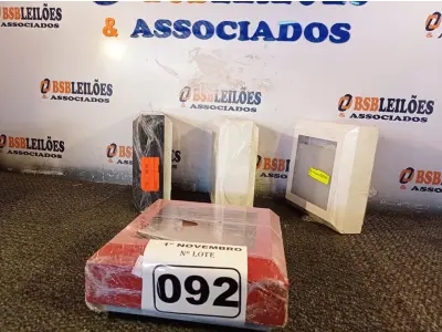 LOTE 092 - 04 PLAFONS DE SOBREPOR 20X20. (NO ESTADO) ATENÇÃO! FAZER A VISITAÇÃO ANTES DE ARREMATAR, NÃO SABEMOS SE FUNCIONA. LEILÃO NÃO TEM GARANTIA E NEM DEVOLUÇÃO, SUJEITO A POSSÍVEIS AVARIAS VISÍVEIS/OCULTAS E/OU AUSÊNCIA DE COMPONENTES.