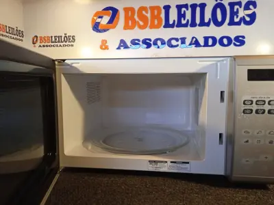 LOTE 367 - 01 MICRO-ONDAS ATIVE 30 LITROS CINZA BRASTEMP 220V BMA30. (NO ESTADO) ATENÇÃO! FAZER A VISITAÇÃO ANTES DE ARREMATAR, NÃO SABEMOS SE FUNCIONA. LEILÃO NÃO TEM GARANTIA E NEM DEVOLUÇÃO, SUJEITO A POSSÍVEIS AVARIAS VISÍVEIS/OCULTAS E/OU AUSÊNCIA DE COMPONENTES.