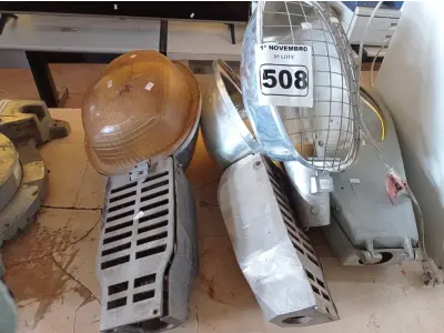 LOTE 508 - 04 LUMINÁRIAS DE PÁTIO. (NO ESTADO) ATENÇÃO! FAZER A VISITAÇÃO ANTES DE ARREMATAR, NÃO SABEMOS SE FUNCIONA. LEILÃO NÃO TEM GARANTIA E NEM DEVOLUÇÃO, SUJEITO A POSSÍVEIS AVARIAS VISÍVEIS/OCULTAS E/OU AUSÊNCIA DE COMPONENTES.