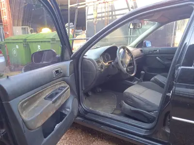 LOTE 634 - 01 VW BORA A GASOLINA; ANO 2006/2007 NA COR PRETA (NO ESTADO)