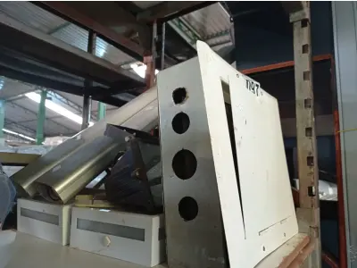 LOTE 097 - 01 QUADRO ELÉTRICO E VÁRIAS LUMINÁRIAS MARCAS E MODELOS DIVERSOS. (NO ESTADO) ATENÇÃO! FAZER A VISITAÇÃO ANTES DE ARREMATAR, NÃO SABEMOS SE FUNCIONA. LEILÃO NÃO TEM GARANTIA E NEM DEVOLUÇÃO, SUJEITO A POSSÍVEIS AVARIAS VISÍVEIS/OCULTAS E/OU AUSÊNCIA DE COMPONENTES.