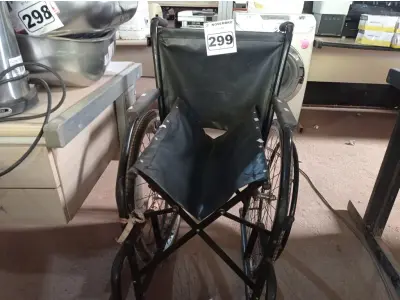 LOTE 299 - 01 CADEIRA DE RODAS. (NO ESTADO) ATENÇÃO! FAZER A VISITAÇÃO ANTES DE ARREMATAR, NÃO SABEMOS SE FUNCIONA. LEILÃO NÃO TEM GARANTIA E NEM DEVOLUÇÃO, SUJEITO A POSSÍVEIS AVARIAS VISÍVEIS/OCULTAS E/OU AUSÊNCIA DE COMPONENTES.