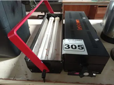 LOTE 305 - 02 LUMINÁRIAS PARA ESTÚDIO. (NO ESTADO) ATENÇÃO! FAZER A VISITAÇÃO ANTES DE ARREMATAR, NÃO SABEMOS SE FUNCIONA. LEILÃO NÃO TEM GARANTIA E NEM DEVOLUÇÃO, SUJEITO A POSSÍVEIS AVARIAS VISÍVEIS/OCULTAS E/OU AUSÊNCIA DE COMPONENTES.