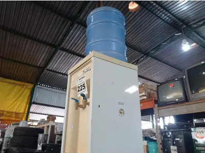 LOTE 225 - 01 BEBEDOURO PARA GARRAFÃO MARCA ESMALTEC 220V. (NO ESTADO) ATENÇÃO! FAZER A VISITAÇÃO ANTES DE ARREMATAR, NÃO SABEMOS SE FUNCIONA. LEILÃO NÃO TEM GARANTIA E NEM DEVOLUÇÃO, SUJEITO A POSSÍVEIS AVARIAS VISÍVEIS/OCULTAS E/OU AUSÊNCIA DE COMPONENTES.