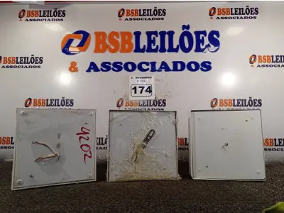 LOTE 174 - 03 LUMINÁRIAS DE SOBREPOR. (NO ESTADO) ATENÇÃO! FAZER A VISITAÇÃO ANTES DE ARREMATAR, NÃO SABEMOS SE FUNCIONA. LEILÃO NÃO TEM GARANTIA E NEM DEVOLUÇÃO, SUJEITO A POSSÍVEIS AVARIAS VISÍVEIS/OCULTAS E/OU AUSÊNCIA DE COMPONENTES.
