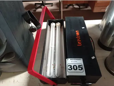 LOTE 305 - 02 LUMINÁRIAS PARA ESTÚDIO. (NO ESTADO) ATENÇÃO! FAZER A VISITAÇÃO ANTES DE ARREMATAR, NÃO SABEMOS SE FUNCIONA. LEILÃO NÃO TEM GARANTIA E NEM DEVOLUÇÃO, SUJEITO A POSSÍVEIS AVARIAS VISÍVEIS/OCULTAS E/OU AUSÊNCIA DE COMPONENTES.