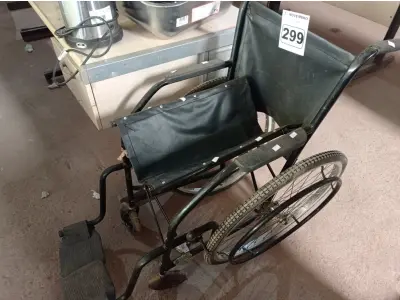 LOTE 299 - 01 CADEIRA DE RODAS. (NO ESTADO) ATENÇÃO! FAZER A VISITAÇÃO ANTES DE ARREMATAR, NÃO SABEMOS SE FUNCIONA. LEILÃO NÃO TEM GARANTIA E NEM DEVOLUÇÃO, SUJEITO A POSSÍVEIS AVARIAS VISÍVEIS/OCULTAS E/OU AUSÊNCIA DE COMPONENTES.