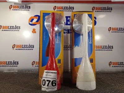 LOTE 076 - 02 PENDENTES DE VIDRO 1XE27. (NO ESTADO) ATENÇÃO! FAZER A VISITAÇÃO ANTES DE ARREMATAR, NÃO SABEMOS SE FUNCIONA. LEILÃO NÃO TEM GARANTIA E NEM DEVOLUÇÃO, SUJEITO A POSSÍVEIS AVARIAS VISÍVEIS/OCULTAS E/OU AUSÊNCIA DE COMPONENTES.