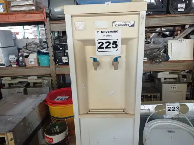 LOTE 225 - 01 BEBEDOURO PARA GARRAFÃO MARCA ESMALTEC 220V. (NO ESTADO) ATENÇÃO! FAZER A VISITAÇÃO ANTES DE ARREMATAR, NÃO SABEMOS SE FUNCIONA. LEILÃO NÃO TEM GARANTIA E NEM DEVOLUÇÃO, SUJEITO A POSSÍVEIS AVARIAS VISÍVEIS/OCULTAS E/OU AUSÊNCIA DE COMPONENTES.