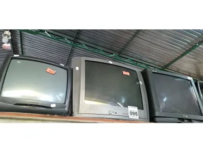 LOTE 095 - 03 TV’S DE TUBO MARCAS E MODELOS DIVERSOS. (NO ESTADO) ATENÇÃO! FAZER A VISITAÇÃO ANTES DE ARREMATAR, NÃO SABEMOS SE FUNCIONA. LEILÃO NÃO TEM GARANTIA E NEM DEVOLUÇÃO, SUJEITO A POSSÍVEIS AVARIAS VISÍVEIS/OCULTAS E/OU AUSÊNCIA DE COMPONENTES.