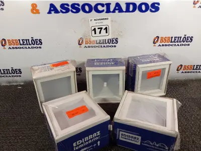 LOTE 171 - 05 LUMINÁRIAS DE EMBUTIR. (NO ESTADO) ATENÇÃO! FAZER A VISITAÇÃO ANTES DE ARREMATAR, NÃO SABEMOS SE FUNCIONA. LEILÃO NÃO TEM GARANTIA E NEM DEVOLUÇÃO, SUJEITO A POSSÍVEIS AVARIAS VISÍVEIS/OCULTAS E/OU AUSÊNCIA DE COMPONENTES.