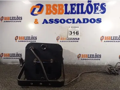 LOTE 316 - 01 LUMINÁRIA PARA ESTÚDIO. (NO ESTADO) ATENÇÃO! FAZER A VISITAÇÃO ANTES DE ARREMATAR, NÃO SABEMOS SE FUNCIONA. LEILÃO NÃO TEM GARANTIA E NEM DEVOLUÇÃO, SUJEITO A POSSÍVEIS AVARIAS VISÍVEIS/OCULTAS E/OU AUSÊNCIA DE COMPONENTES.