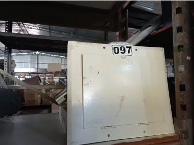 LOTE 097 - 01 QUADRO ELÉTRICO E VÁRIAS LUMINÁRIAS MARCAS E MODELOS DIVERSOS. (NO ESTADO) ATENÇÃO! FAZER A VISITAÇÃO ANTES DE ARREMATAR, NÃO SABEMOS SE FUNCIONA. LEILÃO NÃO TEM GARANTIA E NEM DEVOLUÇÃO, SUJEITO A POSSÍVEIS AVARIAS VISÍVEIS/OCULTAS E/OU AUSÊNCIA DE COMPONENTES.