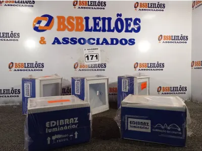 LOTE 171 - 05 LUMINÁRIAS DE EMBUTIR. (NO ESTADO) ATENÇÃO! FAZER A VISITAÇÃO ANTES DE ARREMATAR, NÃO SABEMOS SE FUNCIONA. LEILÃO NÃO TEM GARANTIA E NEM DEVOLUÇÃO, SUJEITO A POSSÍVEIS AVARIAS VISÍVEIS/OCULTAS E/OU AUSÊNCIA DE COMPONENTES.