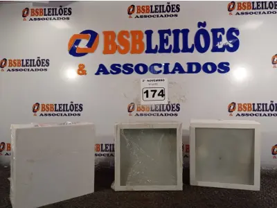LOTE 174 - 03 LUMINÁRIAS DE SOBREPOR. (NO ESTADO) ATENÇÃO! FAZER A VISITAÇÃO ANTES DE ARREMATAR, NÃO SABEMOS SE FUNCIONA. LEILÃO NÃO TEM GARANTIA E NEM DEVOLUÇÃO, SUJEITO A POSSÍVEIS AVARIAS VISÍVEIS/OCULTAS E/OU AUSÊNCIA DE COMPONENTES.