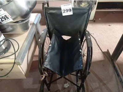 LOTE 299 - 01 CADEIRA DE RODAS. (NO ESTADO) ATENÇÃO! FAZER A VISITAÇÃO ANTES DE ARREMATAR, NÃO SABEMOS SE FUNCIONA. LEILÃO NÃO TEM GARANTIA E NEM DEVOLUÇÃO, SUJEITO A POSSÍVEIS AVARIAS VISÍVEIS/OCULTAS E/OU AUSÊNCIA DE COMPONENTES.