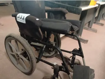 LOTE 333 - 01 CADEIRA DE RODAS. (NO ESTADO) ATENÇÃO! FAZER A VISITAÇÃO ANTES DE ARREMATAR, NÃO SABEMOS SE FUNCIONA. LEILÃO NÃO TEM GARANTIA E NEM DEVOLUÇÃO, SUJEITO A POSSÍVEIS AVARIAS VISÍVEIS/OCULTAS E/OU AUSÊNCIA DE COMPONENTES.