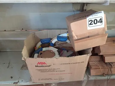 LOTE 204 - 01 LOTE COM VÁRIAS LUMINÁRIAS E REATORES PARA LÂMPADAS FLUORESCENTES MARCAS E MODELOS DIVERSOS. (NO ESTADO) ATENÇÃO! FAZER A VISITAÇÃO ANTES DE ARREMATAR, NÃO SABEMOS SE FUNCIONA. LEILÃO NÃO TEM GARANTIA E NEM DEVOLUÇÃO, SUJEITO A POSSÍVEIS AVARIAS VISÍVEIS/OCULTAS E/OU AUSÊNCIA DE COMPONENTES.