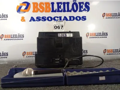 LOTE 067 - 01 PROJETOR MAGNÉTICO CHINON SP-330 E 01 MICROFONE. (NO ESTADO) ATENÇÃO! FAZER A VISITAÇÃO ANTES DE ARREMATAR, NÃO SABEMOS SE FUNCIONA. LEILÃO NÃO TEM GARANTIA E NEM DEVOLUÇÃO, SUJEITO A POSSÍVEIS AVARIAS VISÍVEIS/OCULTAS E/OU AUSÊNCIA DE COMPONENTES.