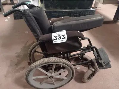 LOTE 333 - 01 CADEIRA DE RODAS. (NO ESTADO) ATENÇÃO! FAZER A VISITAÇÃO ANTES DE ARREMATAR, NÃO SABEMOS SE FUNCIONA. LEILÃO NÃO TEM GARANTIA E NEM DEVOLUÇÃO, SUJEITO A POSSÍVEIS AVARIAS VISÍVEIS/OCULTAS E/OU AUSÊNCIA DE COMPONENTES.