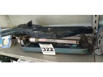 LOTE 322 - 01 BALANÇA ANTIGA E 01 PROTETOR PARA SERRA CIRCULAR. (NO ESTADO) ATENÇÃO! FAZER A VISITAÇÃO ANTES DE ARREMATAR, NÃO SABEMOS SE FUNCIONA. LEILÃO NÃO TEM GARANTIA E NEM DEVOLUÇÃO, SUJEITO A POSSÍVEIS AVARIAS VISÍVEIS/OCULTAS E/OU AUSÊNCIA DE COMPONENTES.