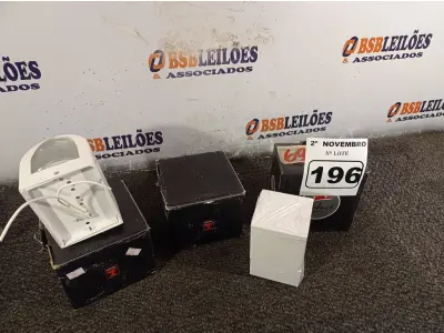 LOTE 196 - 03 ARANDELAS PIOLUCE SENDO 02 CURVAS E 01 RETANGULAR. (NO ESTADO) ATENÇÃO! FAZER A VISITAÇÃO ANTES DE ARREMATAR, NÃO SABEMOS SE FUNCIONA. LEILÃO NÃO TEM GARANTIA E NEM DEVOLUÇÃO, SUJEITO A POSSÍVEIS AVARIAS VISÍVEIS/OCULTAS E/OU AUSÊNCIA DE COMPONENTES.